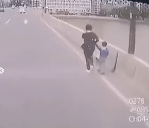 Heroic Bus Driver Avoids Woman From Jumping off Bridge Ledge With&nbsp;Child.