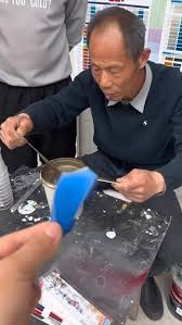 Qingshan815, a Chinese artist, expertly matches paint colors with incredible precision.