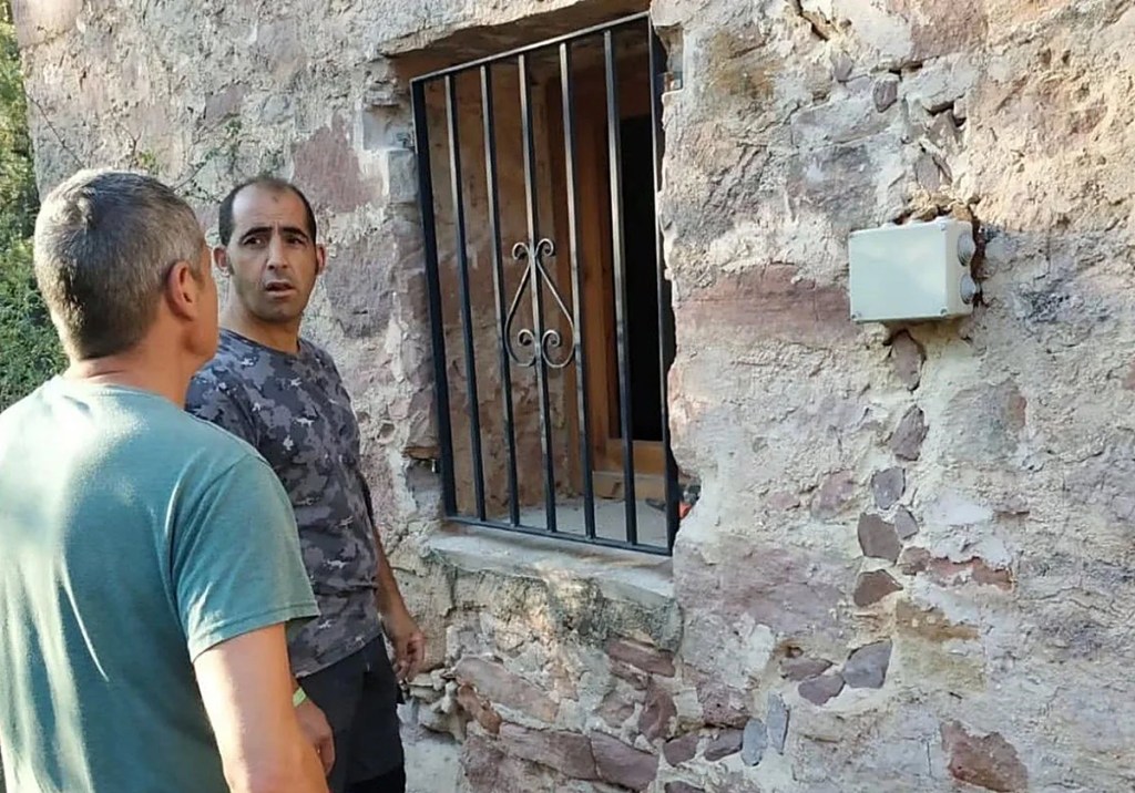 Portrait of César Saiz, former mayor of Villar del Humo, standing in front of a neutral background.