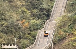 Chery SUV attempting to climb the steep Tianmen Mountain staircase before the incident