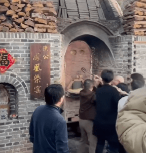 Jingdezhen’s Wood-Fired Kiln: Where Porcelain Learns&nbsp;Patience