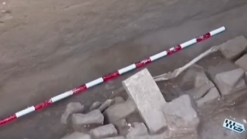 Screenshot showing the discovery of an Andalusi necropolis containing more than 200 burials during Seville Metro construction.